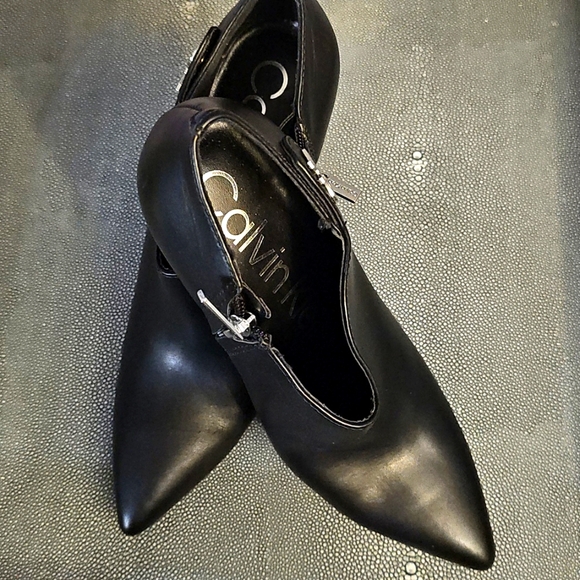 Calvin Klein ankle bootie with side zipper size 10 - Picture 3 of 11
